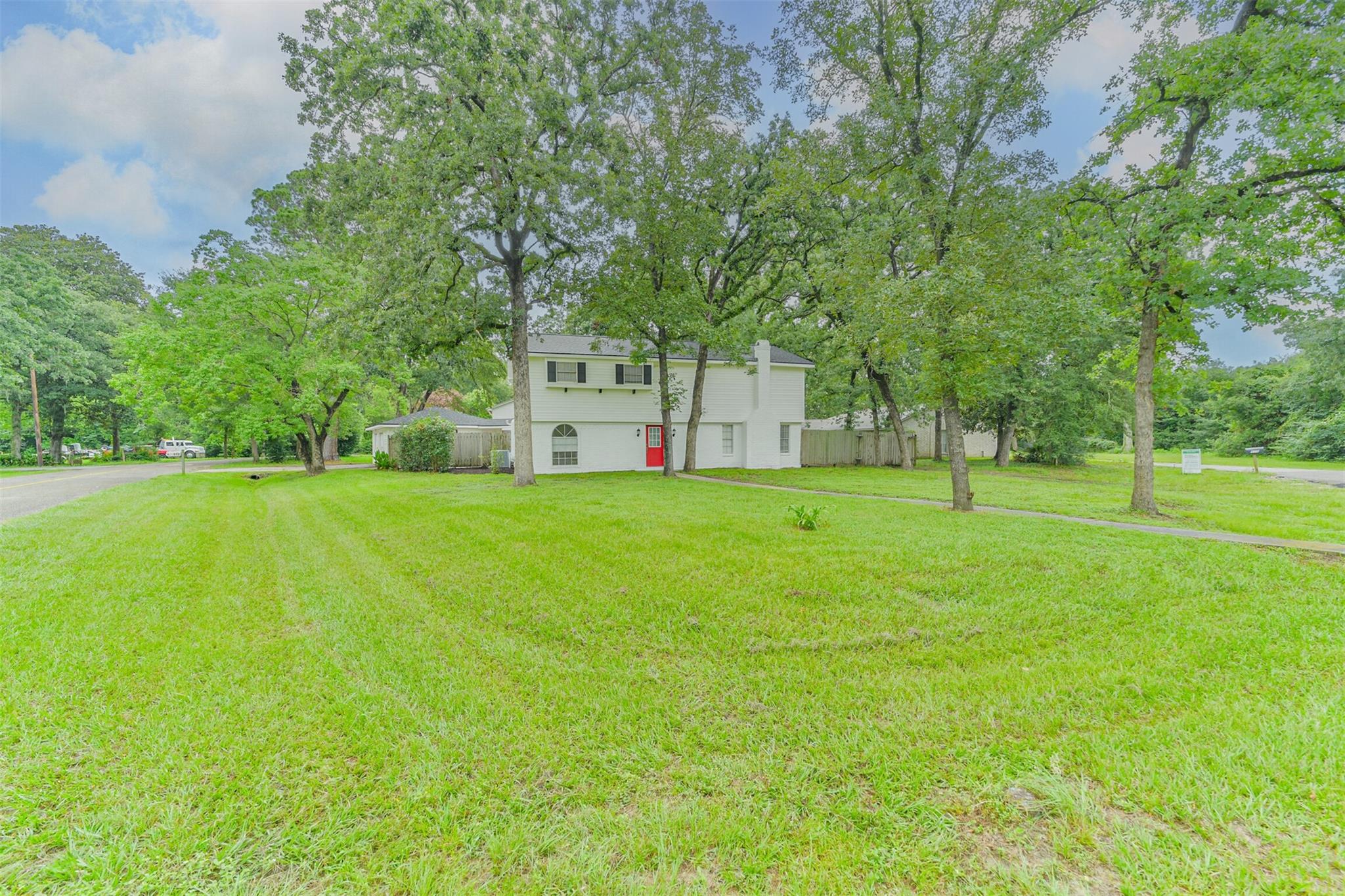 912 Brook Forest Dr, Conroe, TX 77385 photo