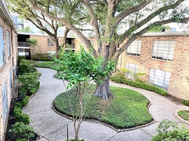 2101 Fountain View Dr, Houston, TX 77057