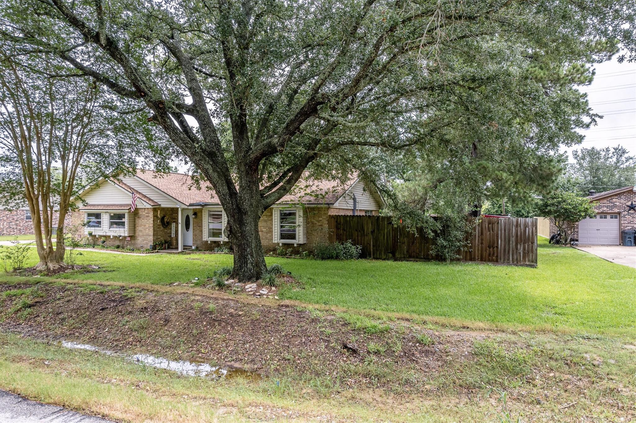 5814 Russell Ln, Baytown, TX 77521