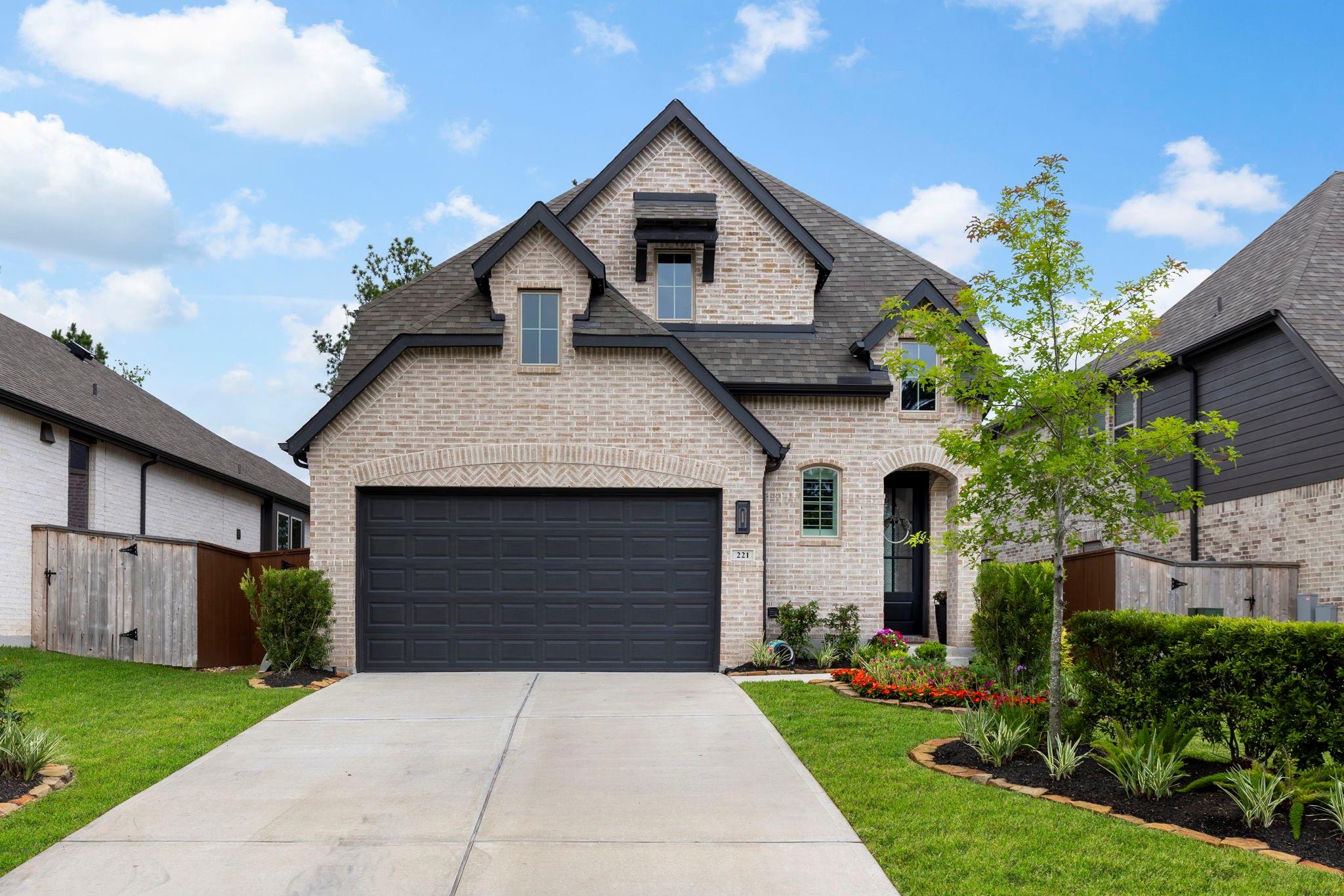 221 Sky Top Dr, Montgomery, TX 77316