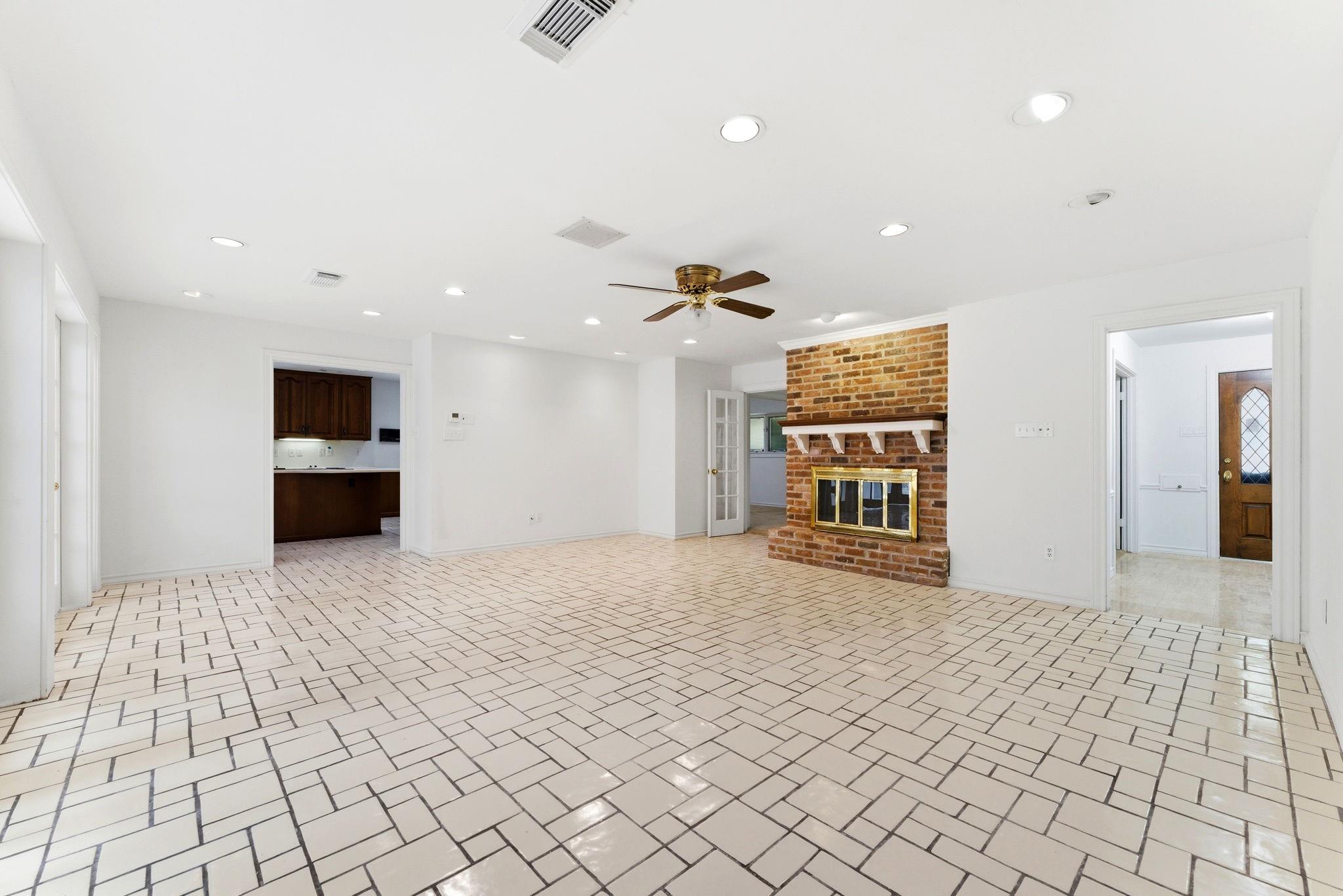 5443 Queensloch Dr, Houston, TX 77096 photo