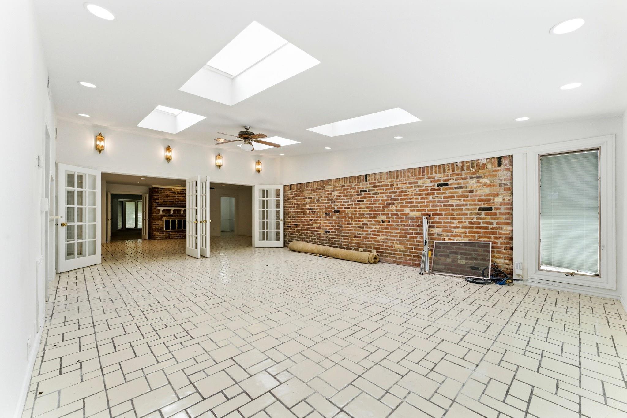 5443 Queensloch Dr, Houston, TX 77096 photo