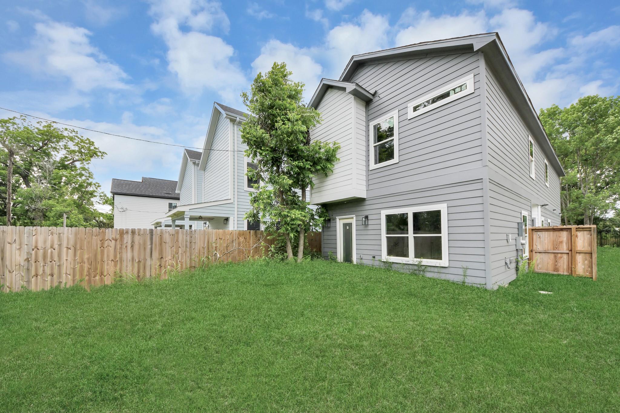 953 Ringold St, Houston, TX 77088 photo