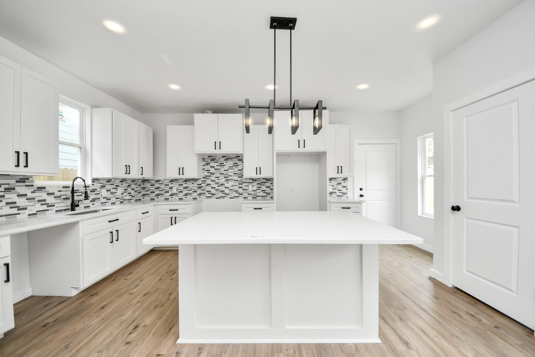 953 Ringold St, Houston, TX 77088 photo