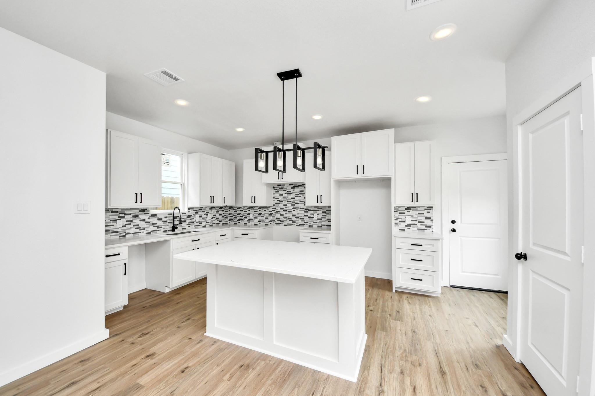 953 Ringold St, Houston, TX 77088 photo