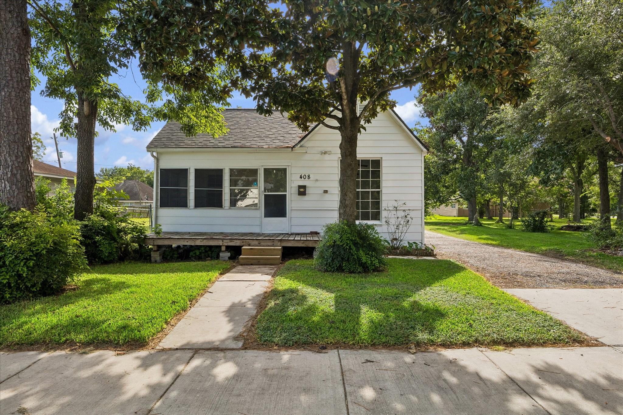 408 4 St, La Porte, TX 77571
