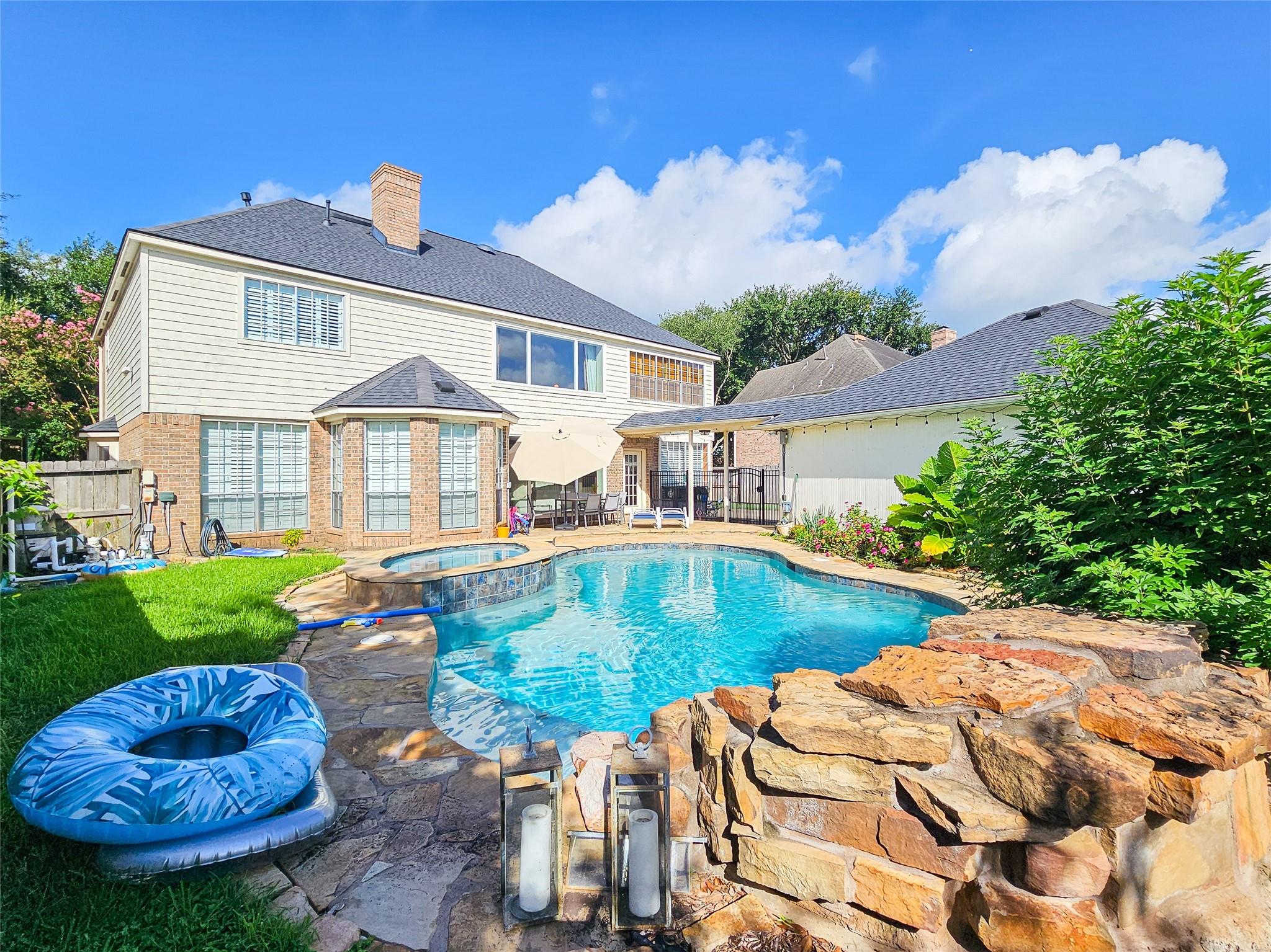 5007 Cambridge St, Sugar Land, TX 77479
