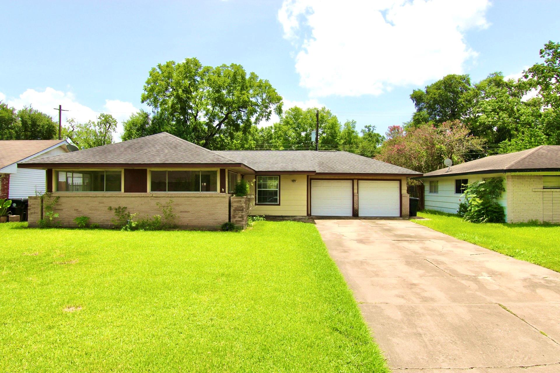 6923 Edgemoor Dr, Houston, TX 77074