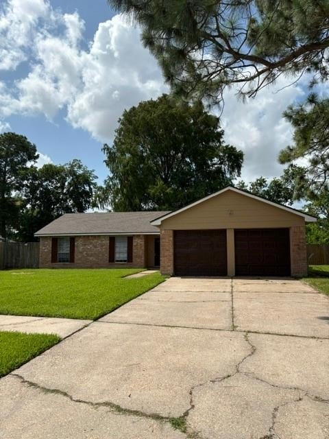 2910 Heritage House Dr, Webster, TX 77598 photo