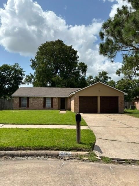 2910 Heritage House Dr, Webster, TX 77598