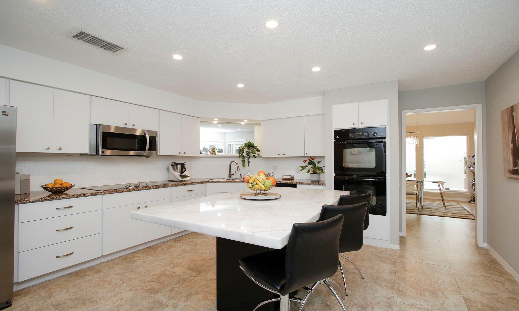 2110 Woodland Park Dr, Houston, TX 77077