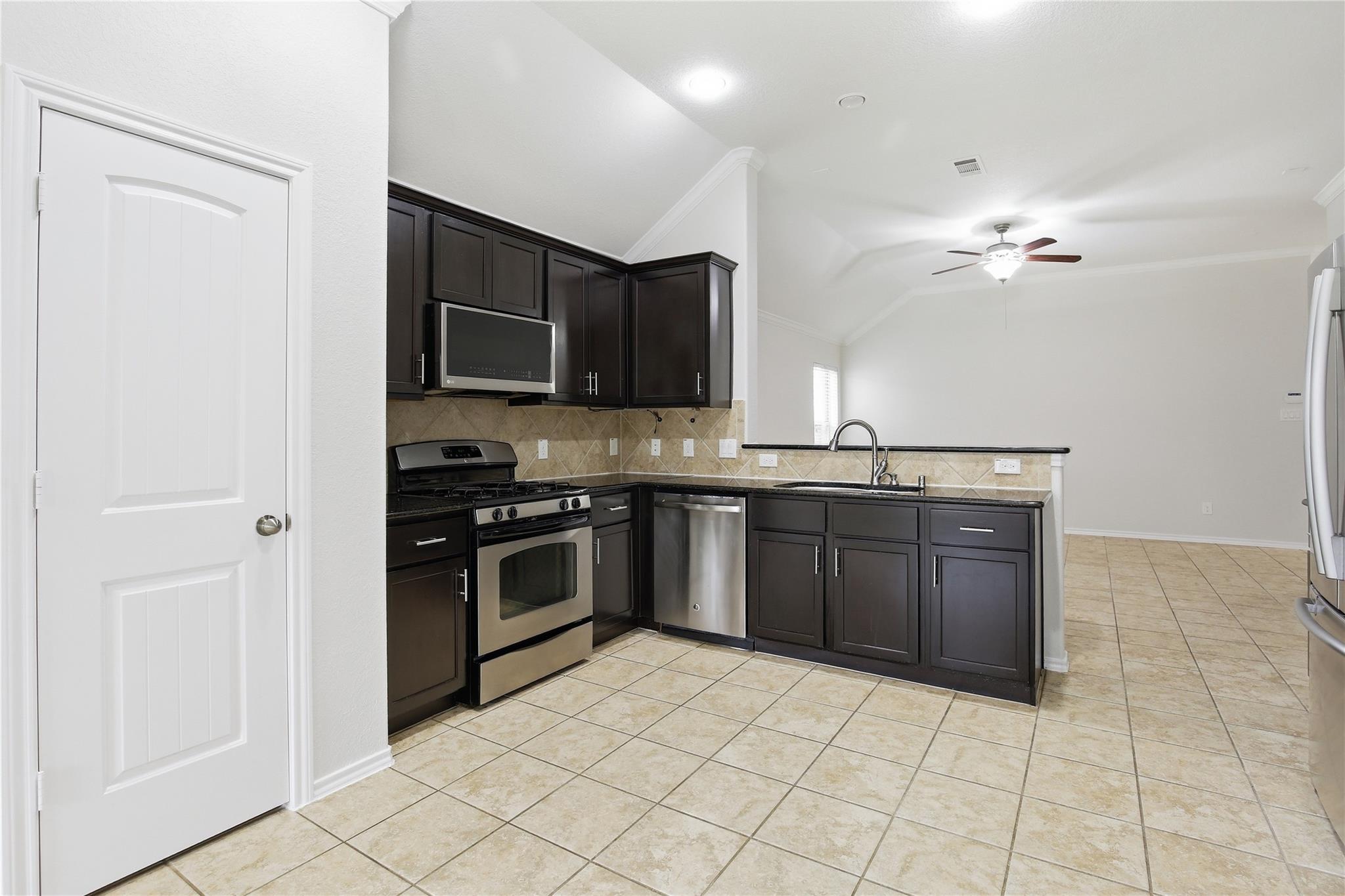12910 Taper Reach Dr, Tomball, TX 77377 photo