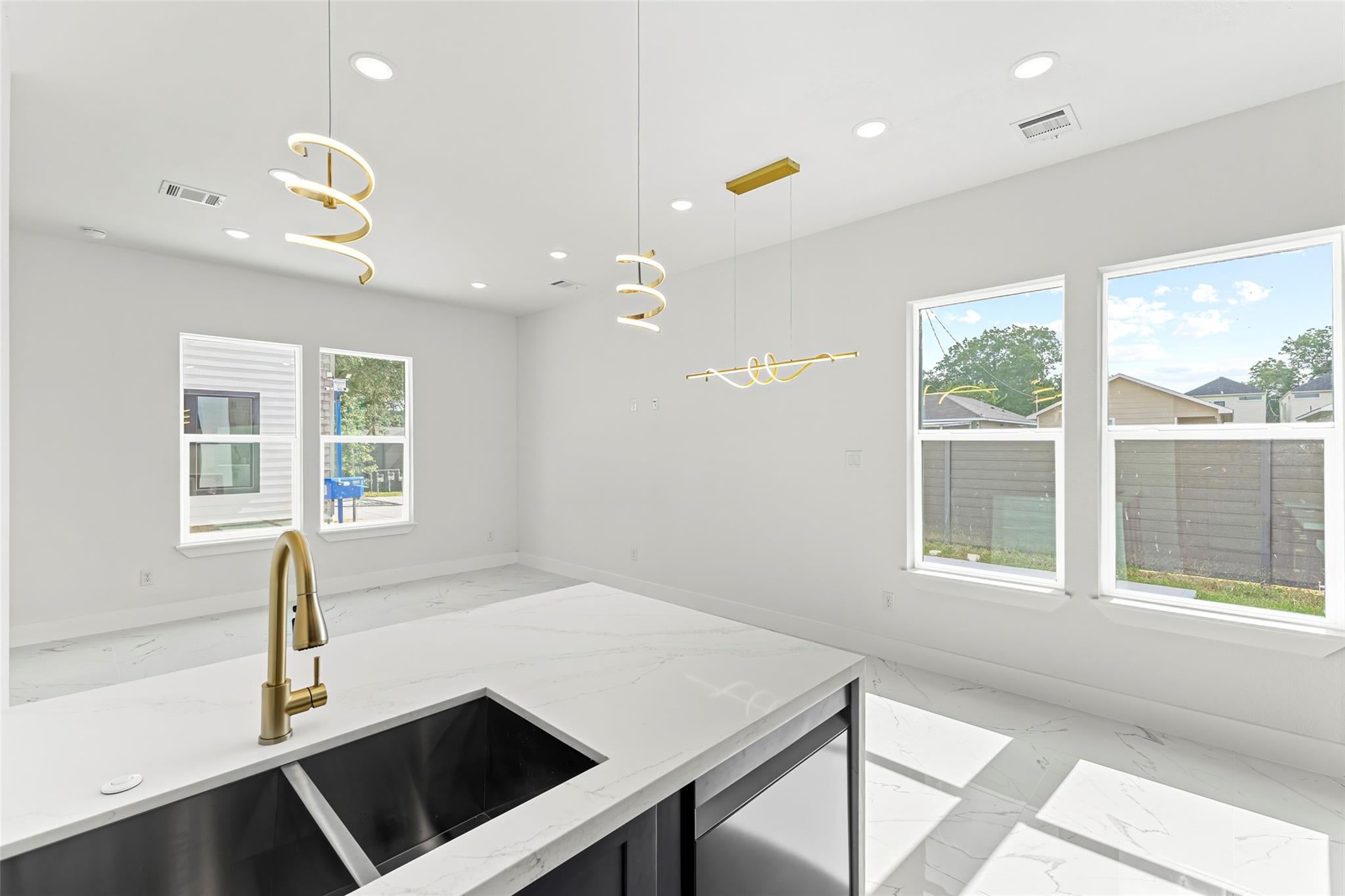 7558 Dyer St, Houston, TX 77088 photo