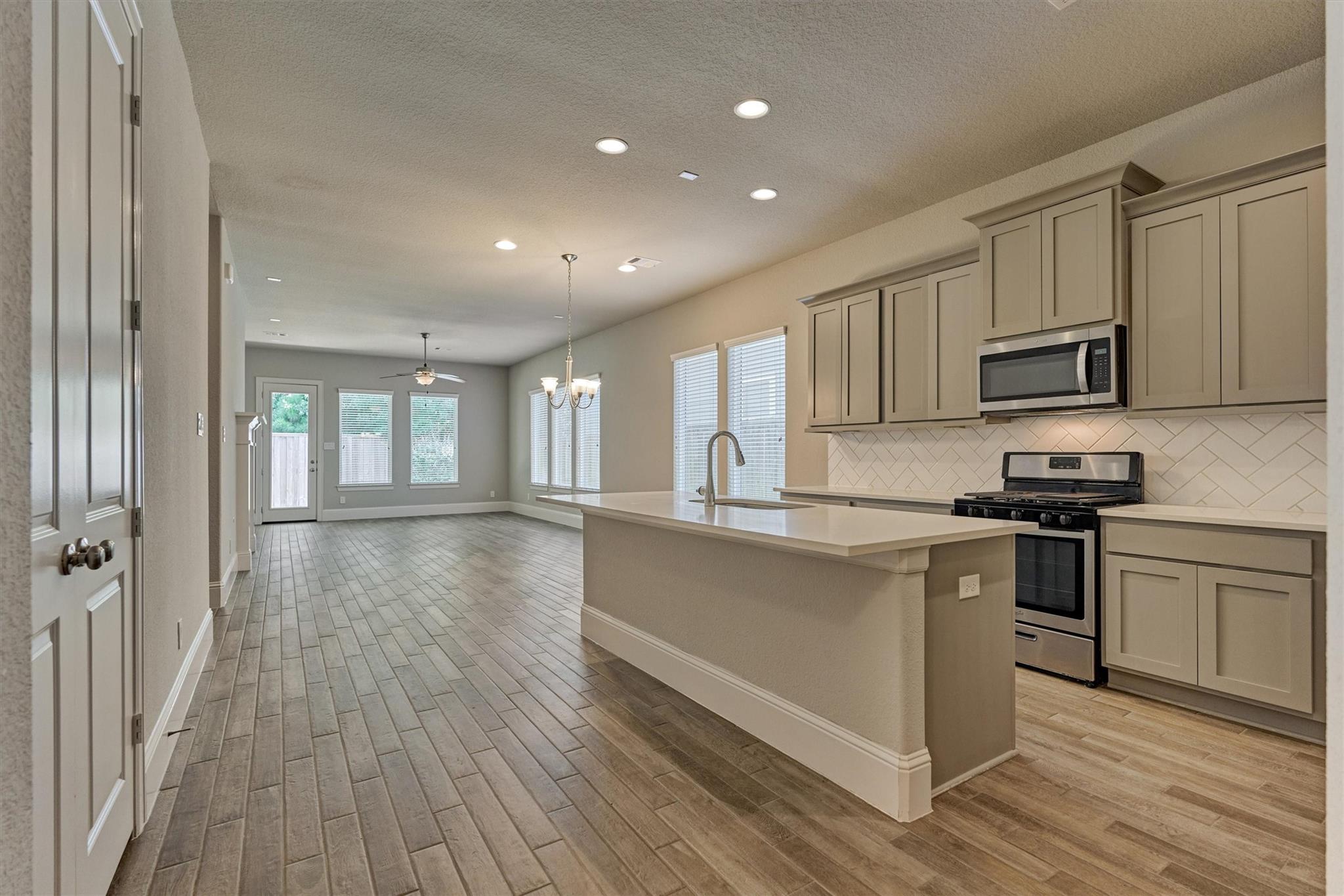 125 Pilazzo St, Montgomery, TX 77316 photo