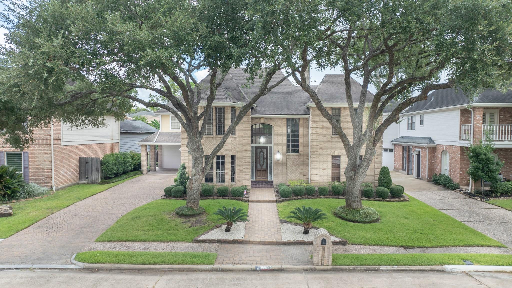 11926 Carriage Hill Dr, Houston, TX 77077