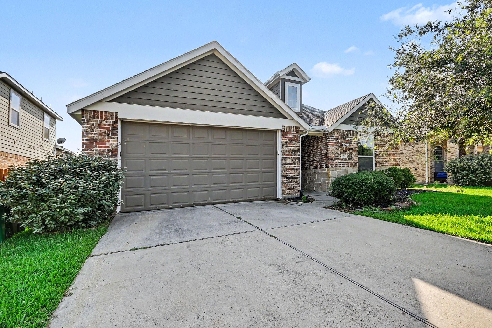 6615 Hunters Trace Ln, Baytown, TX 77521