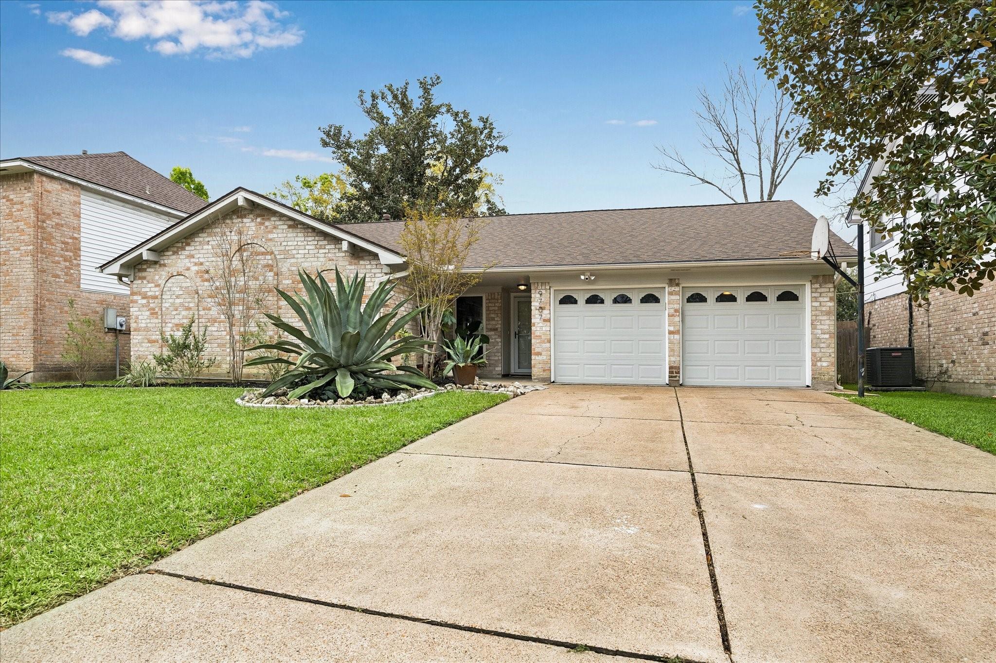 9707 Lawngate Dr, Houston, TX 77080 photo