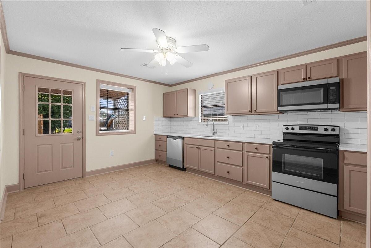 619 Dula St, Alvin, TX 77511 photo