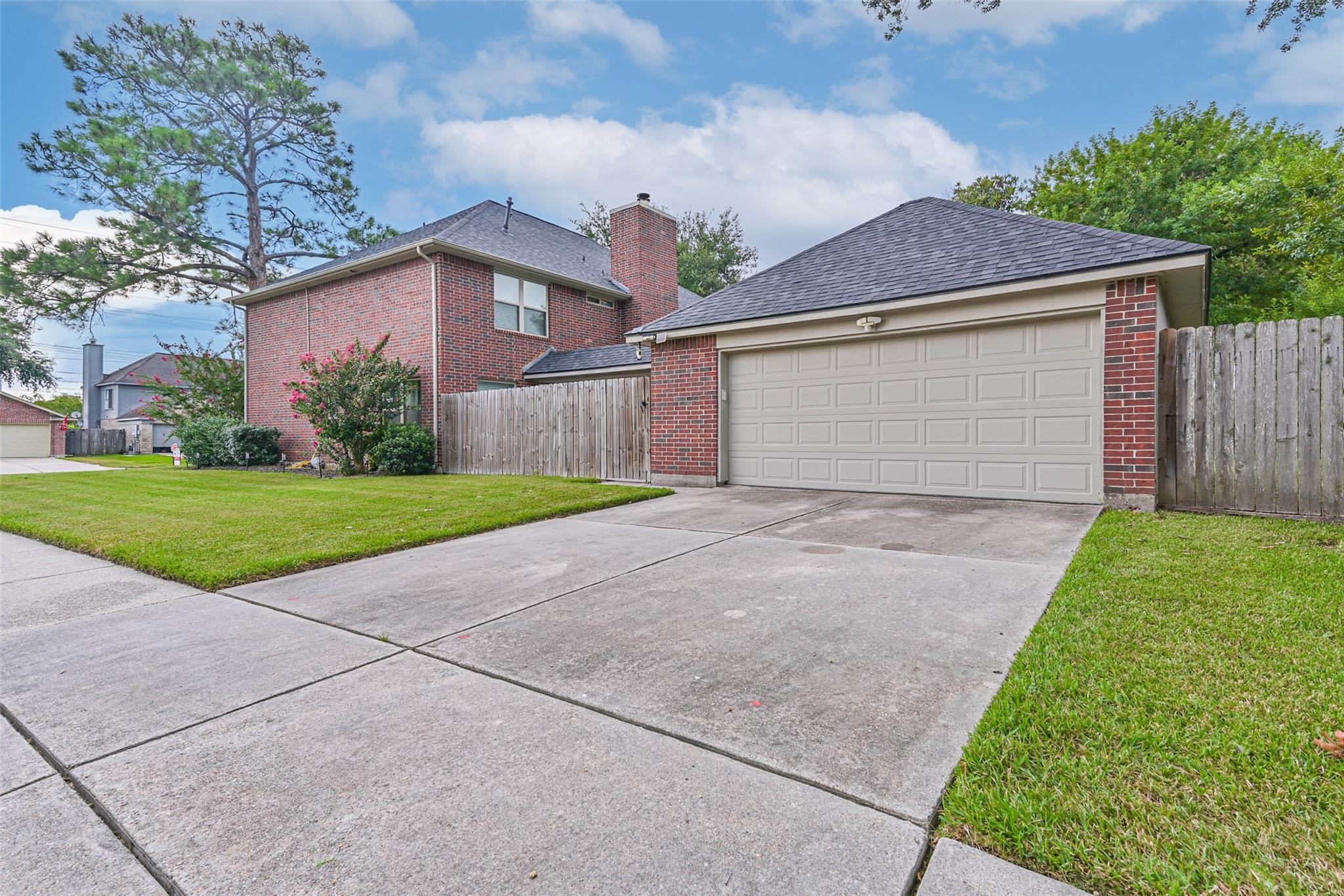 2115 Aberdeen Dr, League City, TX 77573 photo
