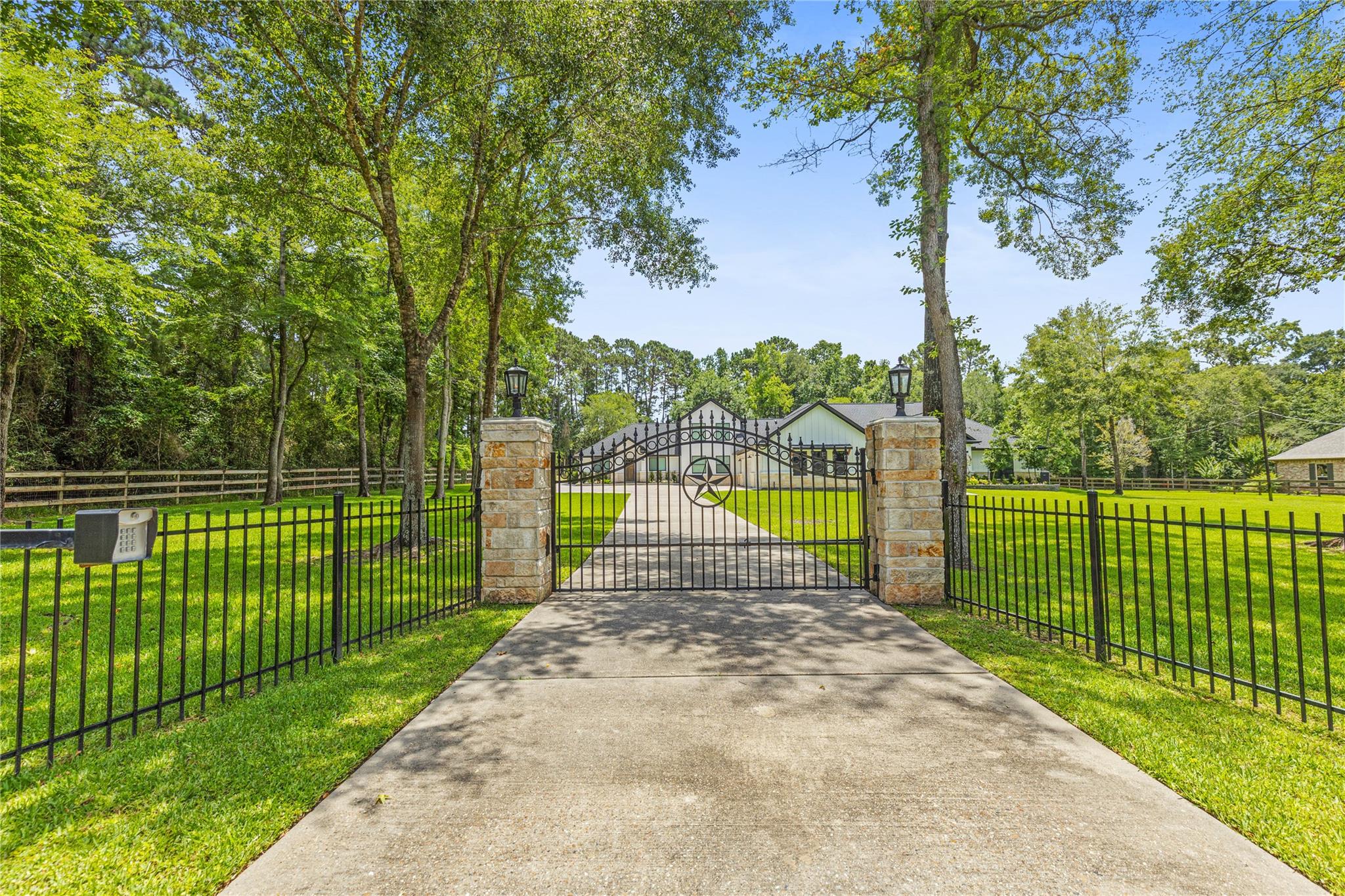 9703 Crestwater Cir, Magnolia, TX 77354