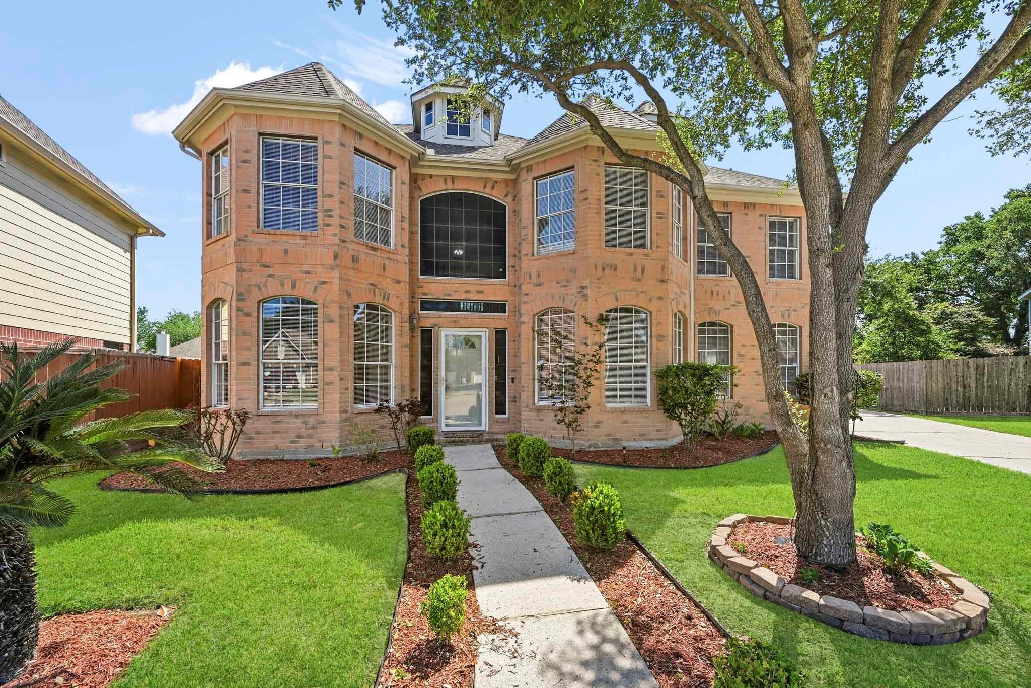 215 Crabapple Dr, Baytown, TX 77520