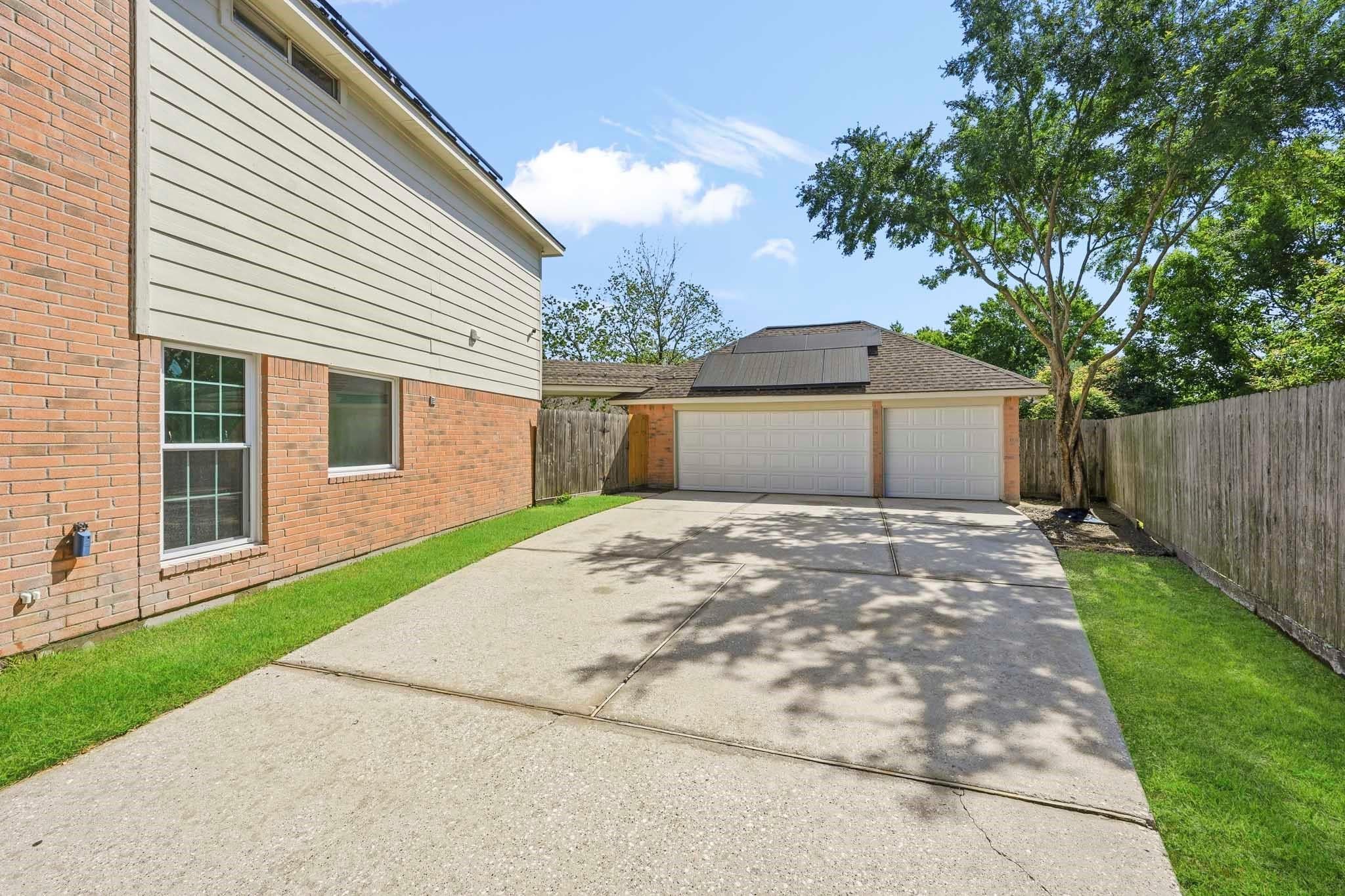 215 Crabapple Dr, Baytown, TX 77520 photo