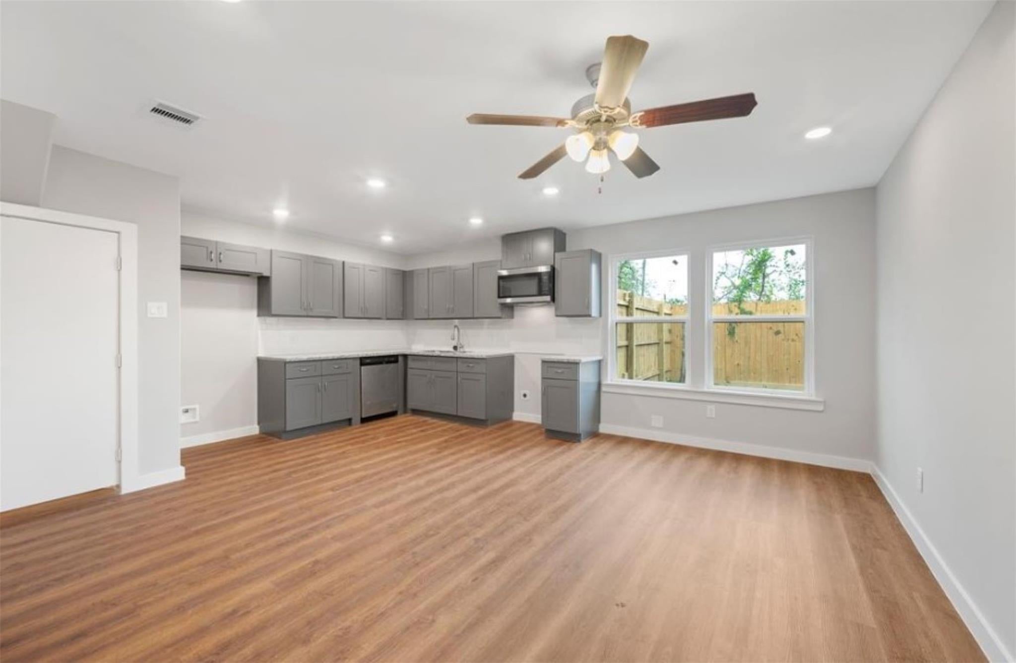 8217 Crestview Dr, Houston, TX 77028 photo