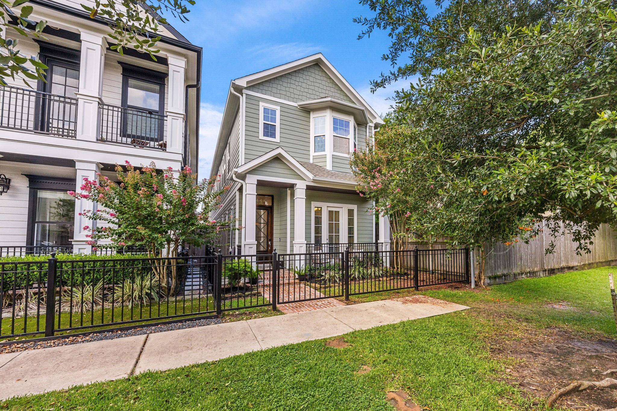 444 26 St, Houston, TX 77008