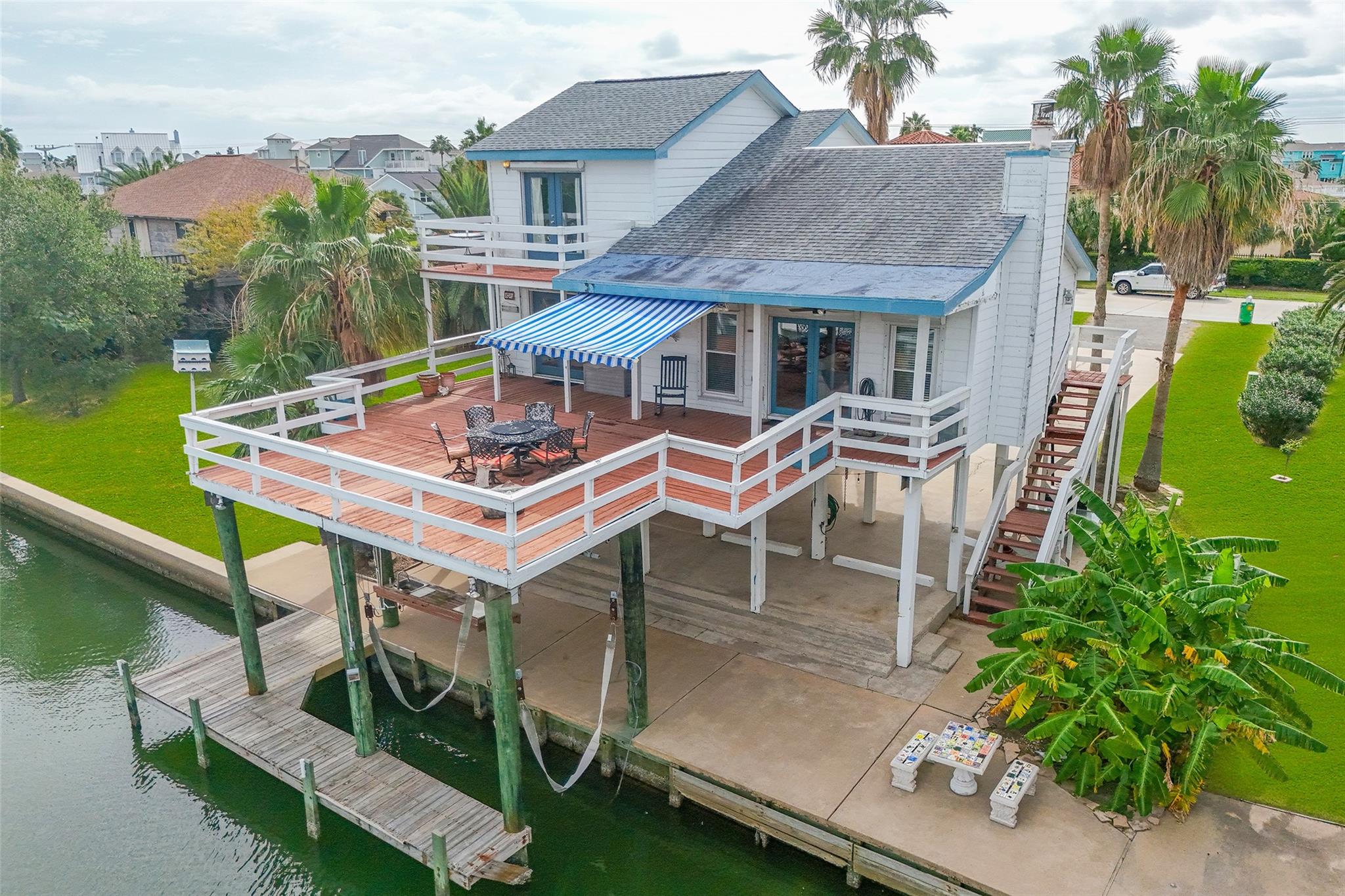 1426 Tiki Dr, Tiki Island, TX 77554