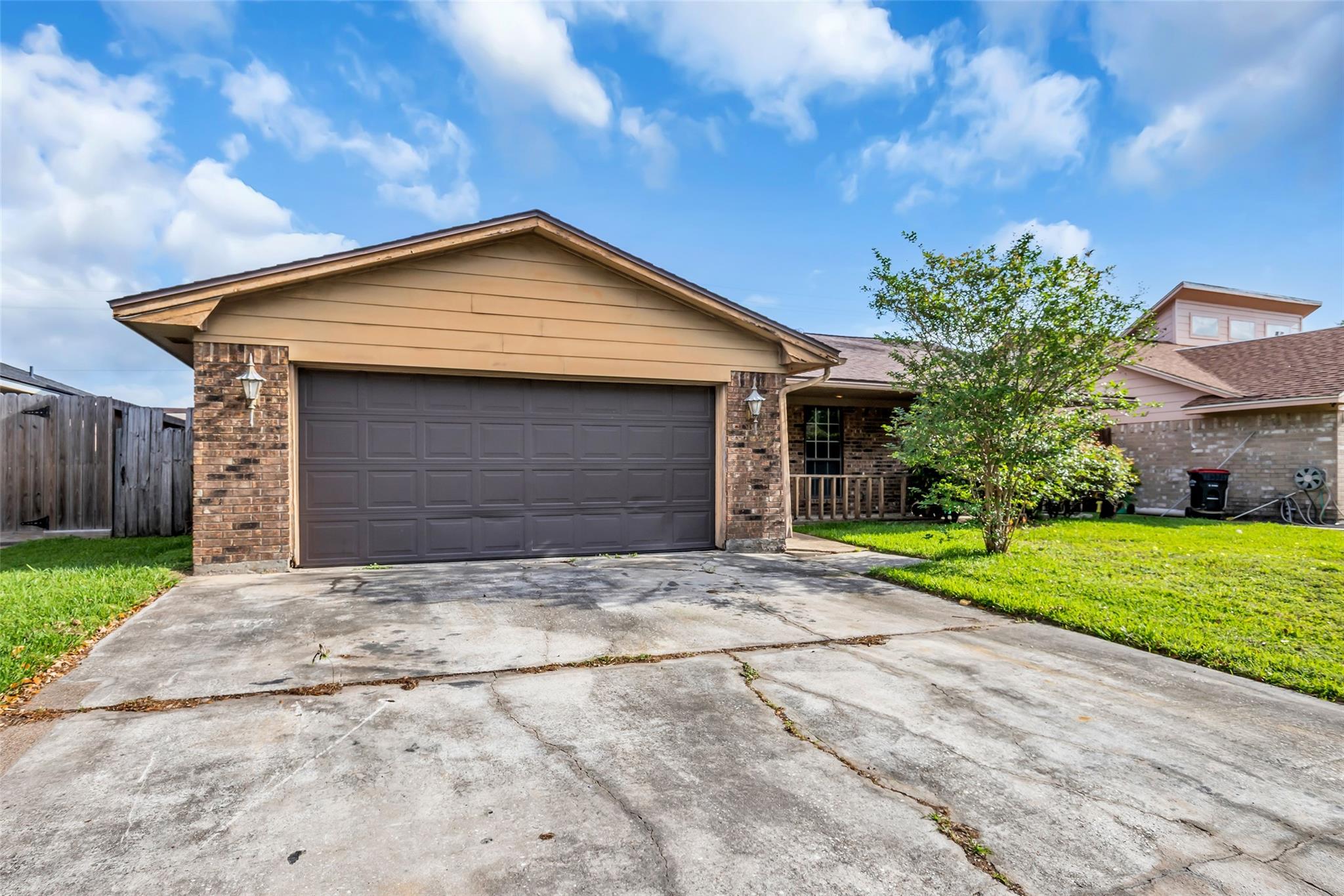 700 Briarclift Ln, Baytown, TX 77521