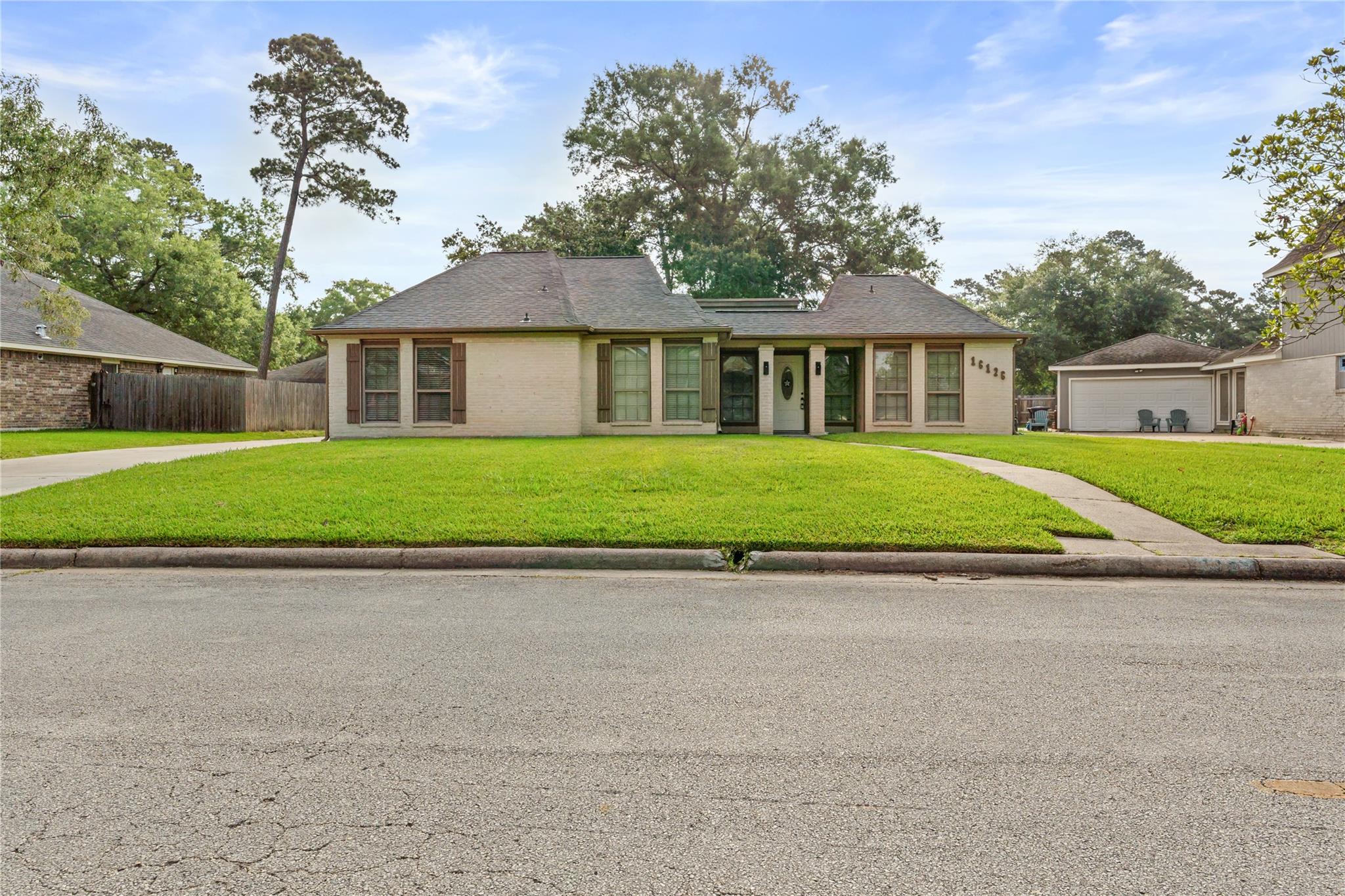16126 Spinnaker Dr, Crosby, TX 77532