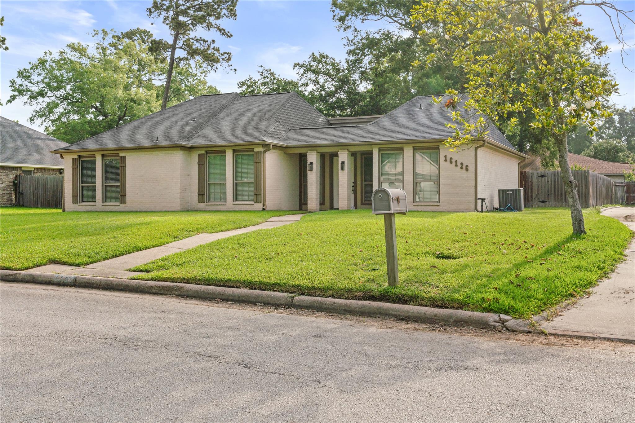 16126 Spinnaker Dr, Crosby, TX 77532 photo