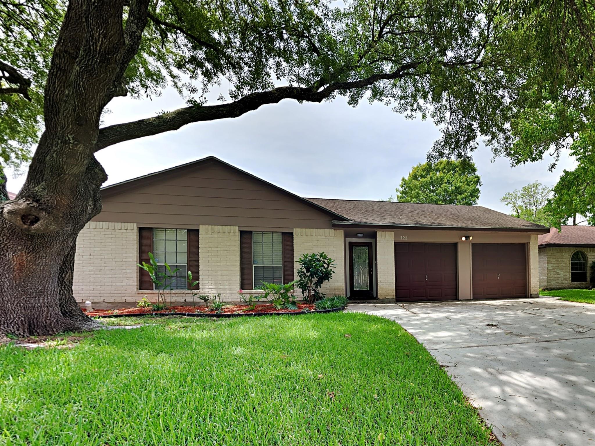 123 Greenshire Dr, League City, TX 77573