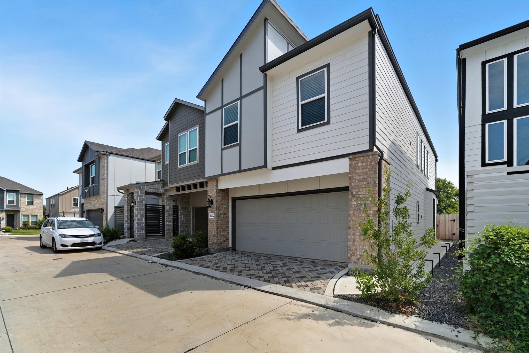 3009 Skyrock Dr, Houston, TX 77063