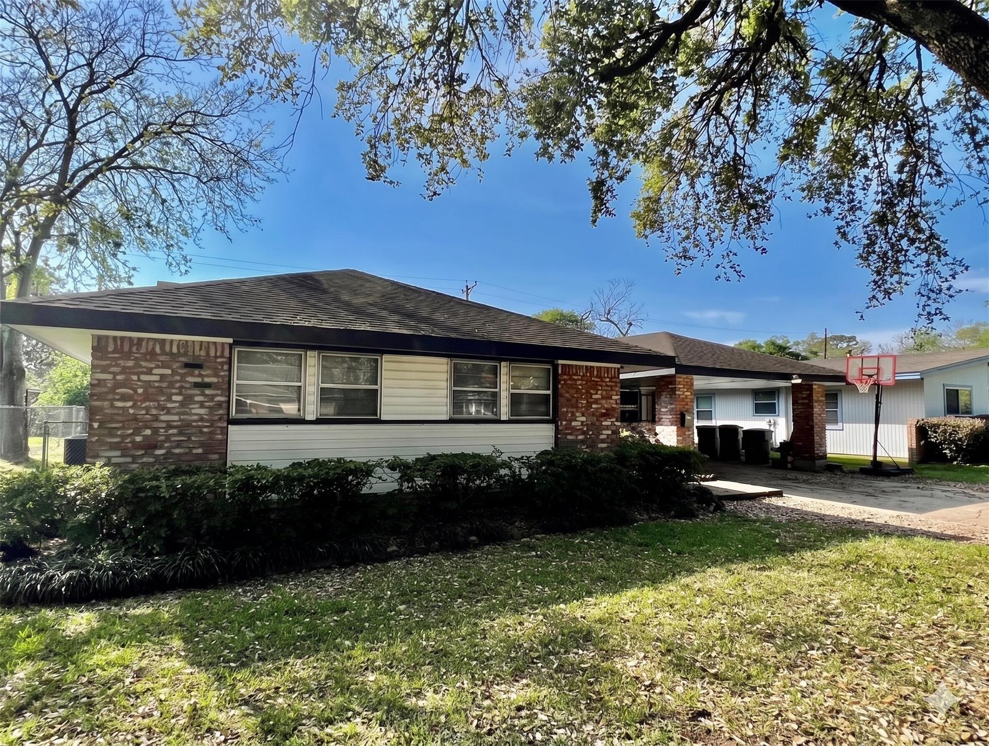 2107 Restridge Dr, Houston, TX 77055 photo