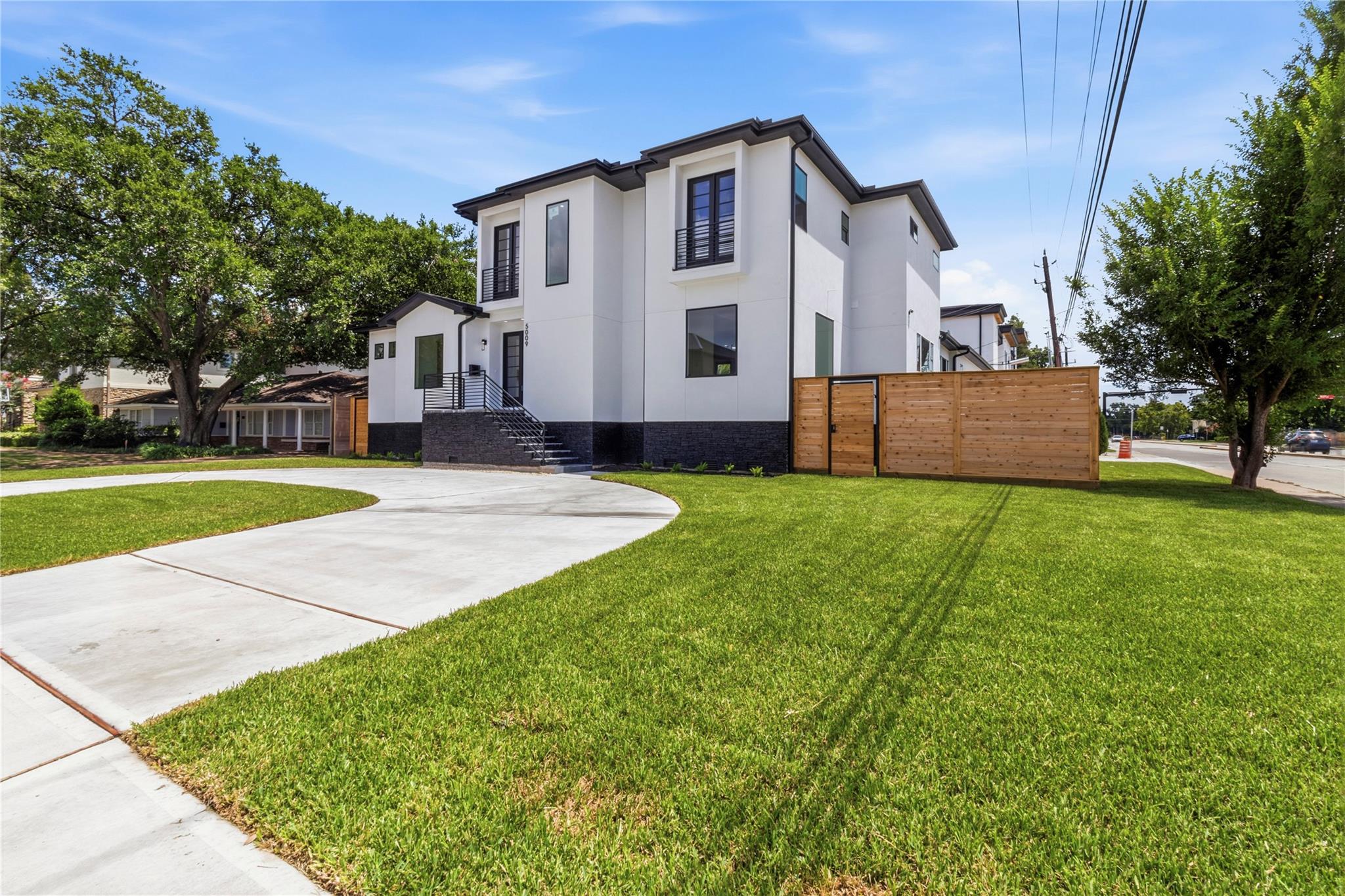 5009 Holt St, Bellaire, TX 77401 photo