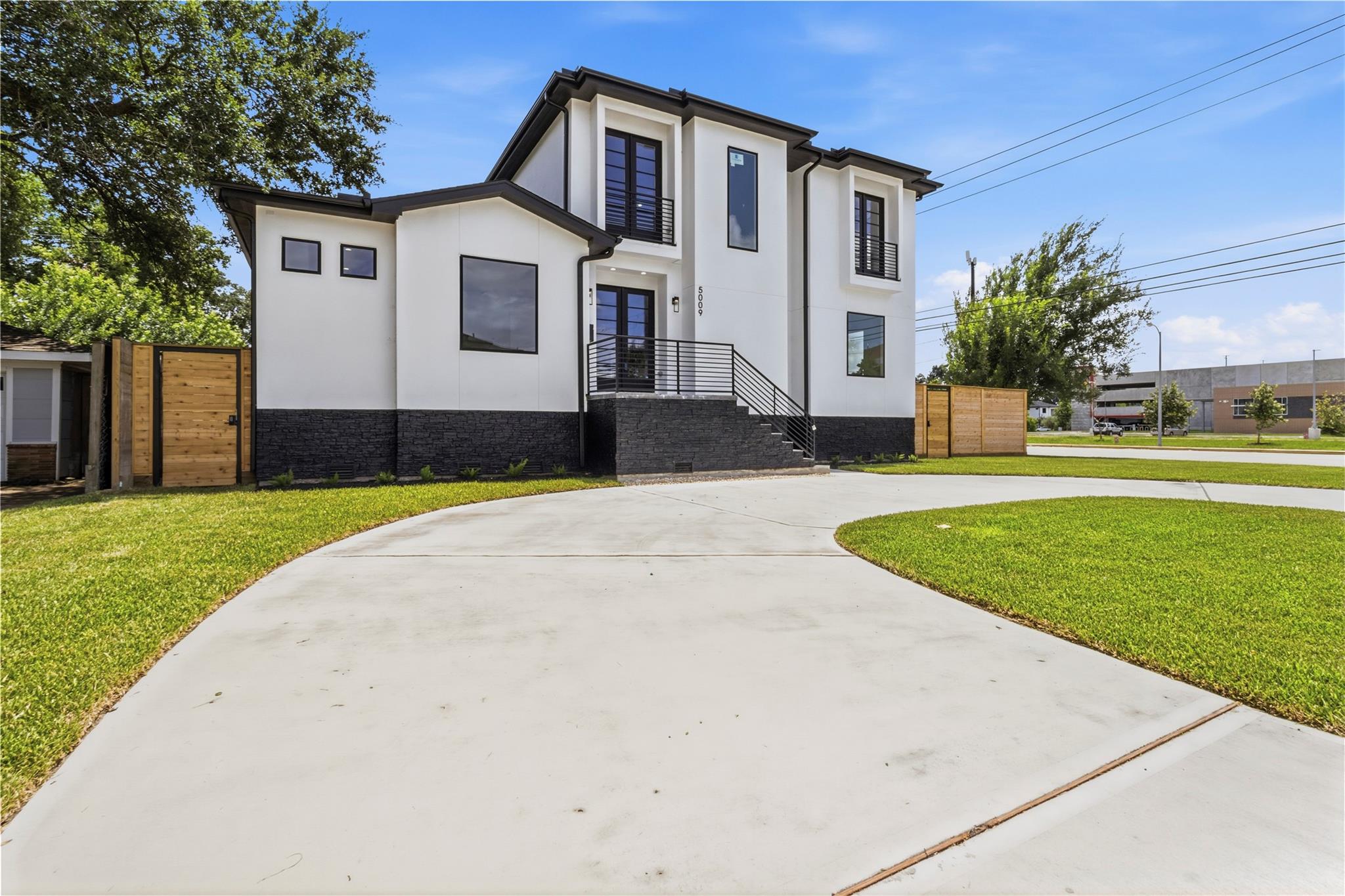 5009 Holt St, Bellaire, TX 77401 photo