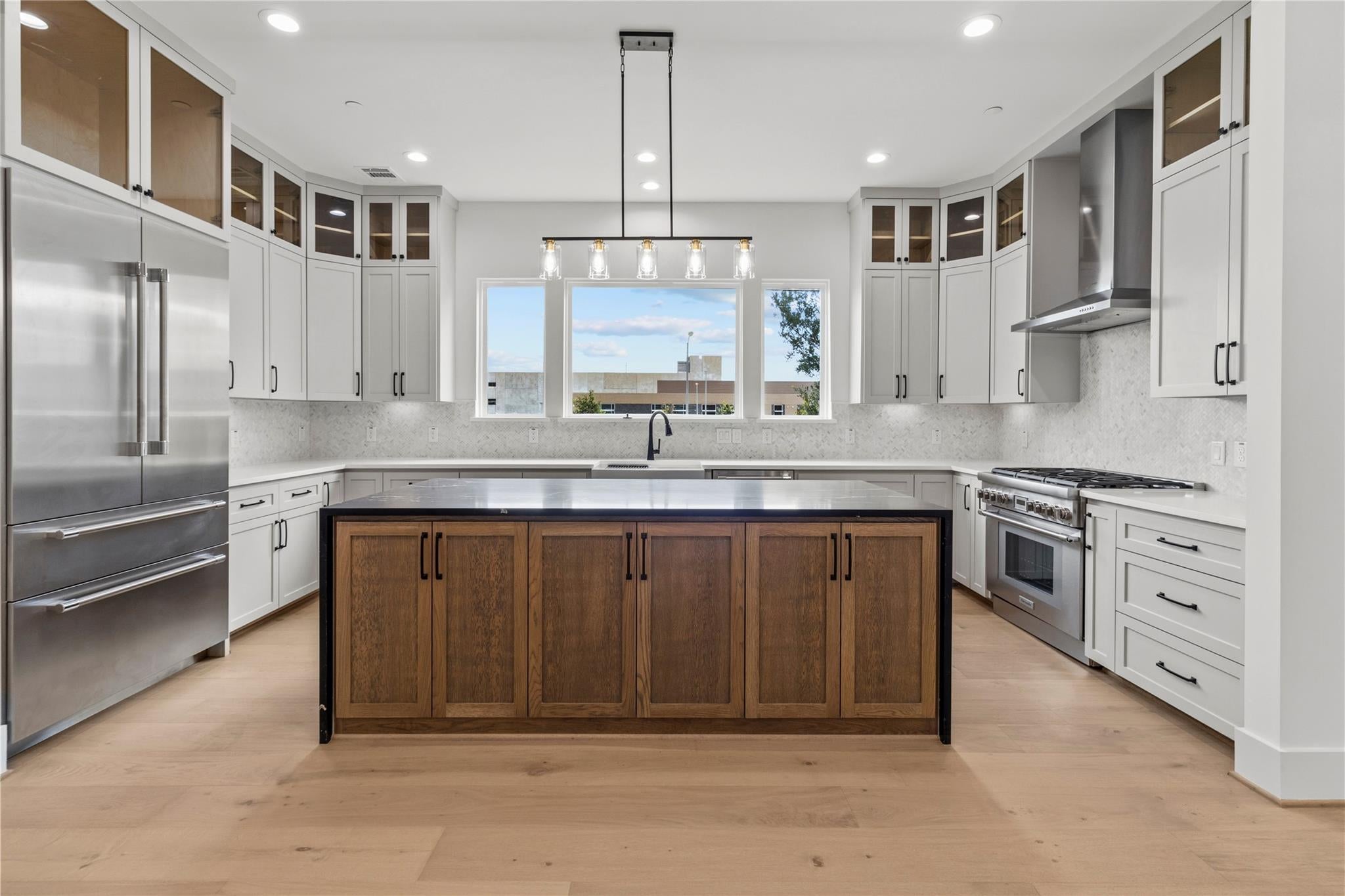 5009 Holt St, Bellaire, TX 77401 photo