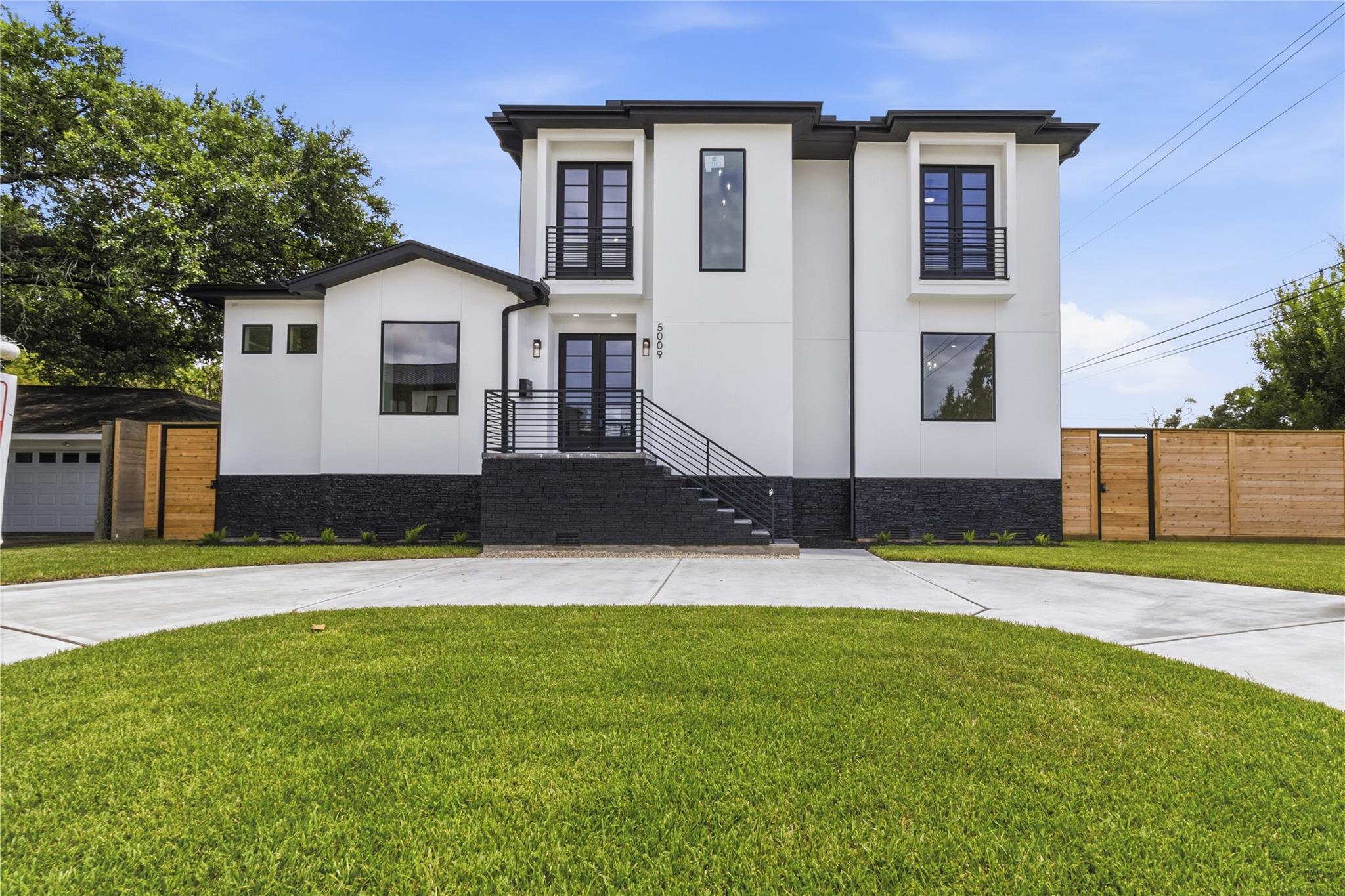 5009 Holt St, Bellaire, TX 77401