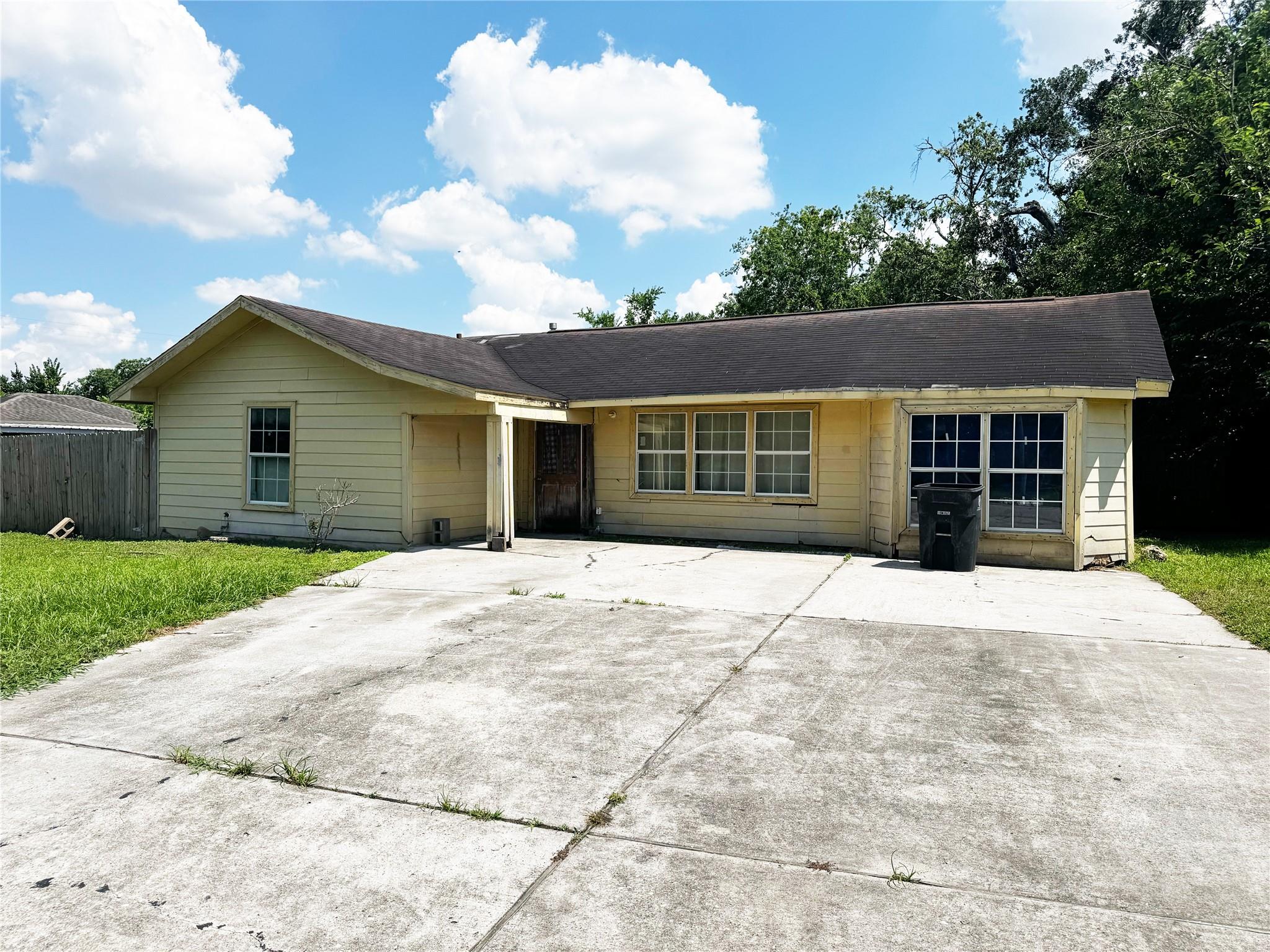 5950 Southlark St, Houston, TX 77033