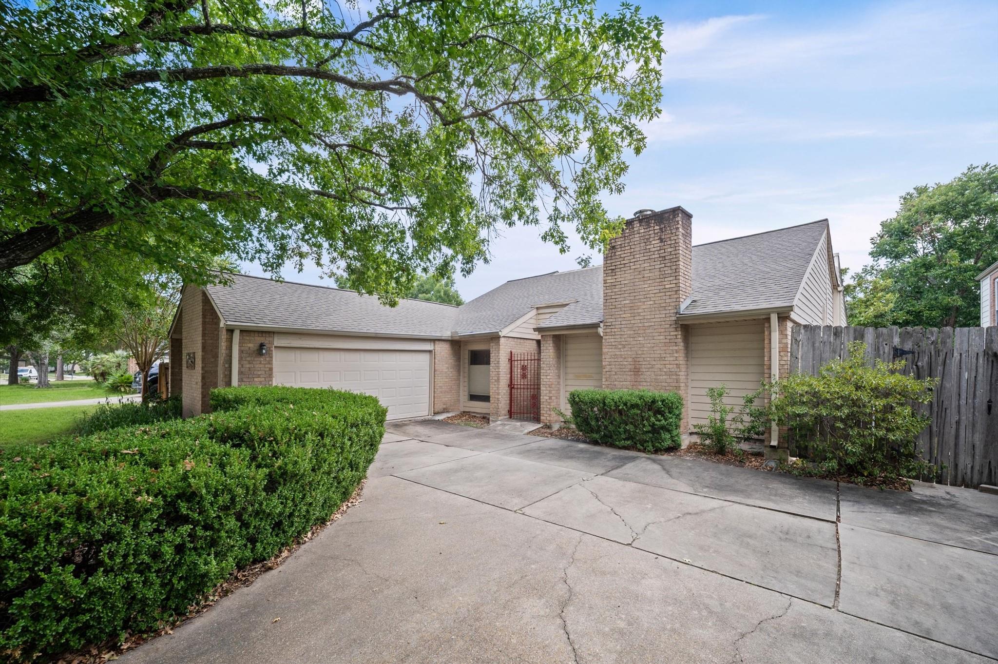 1034 Coachlight Dr, Houston, TX 77077 photo