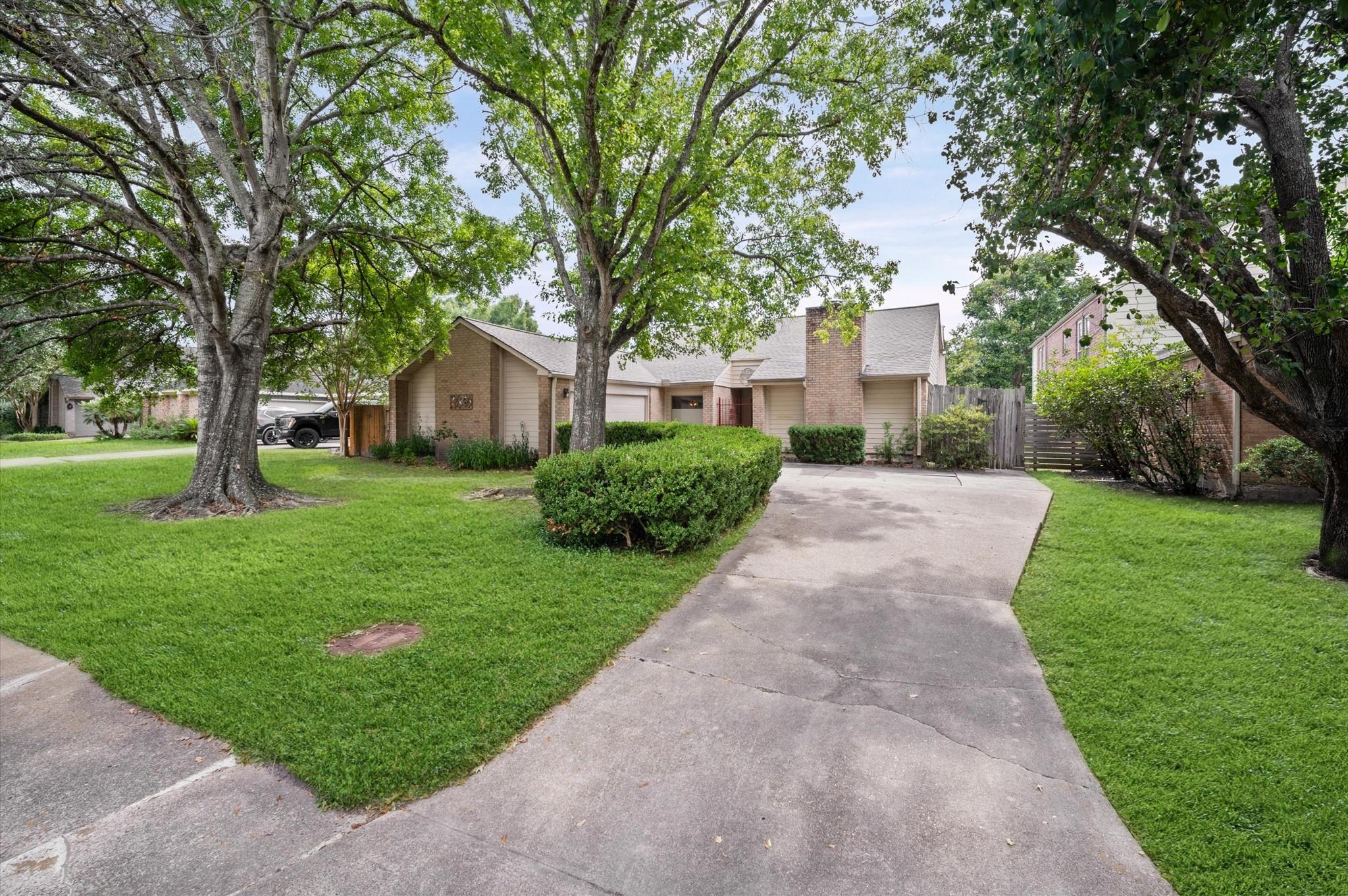 1034 Coachlight Dr, Houston, TX 77077 photo