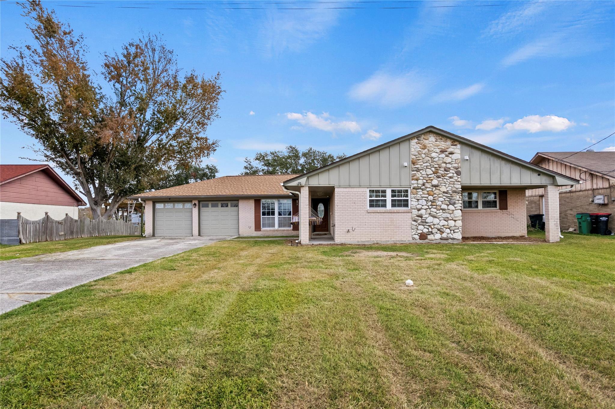 214 Yaupon Dr, Baytown, TX 77520 photo