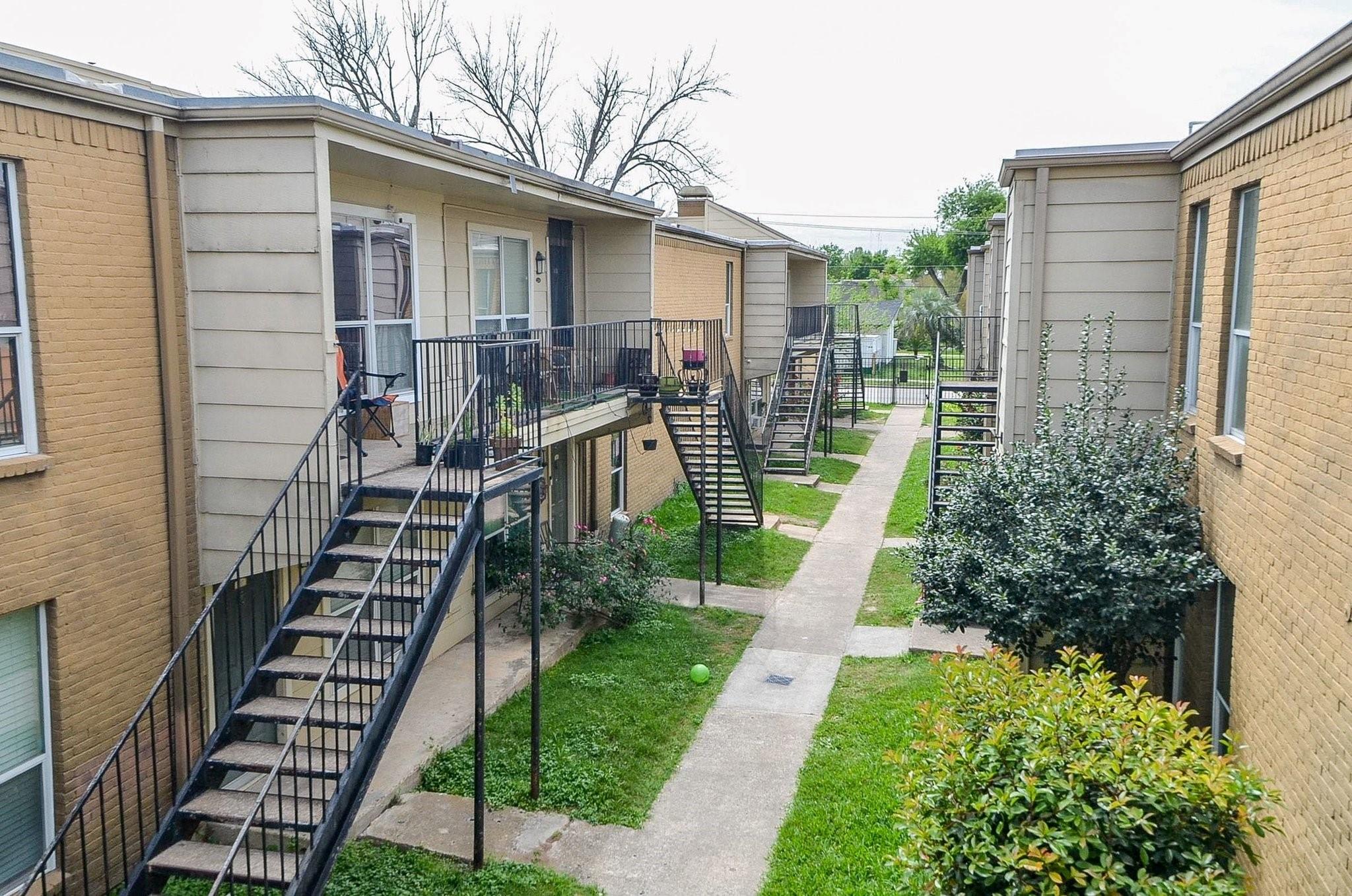 8100 Creekbend Dr, Houston, TX 77071