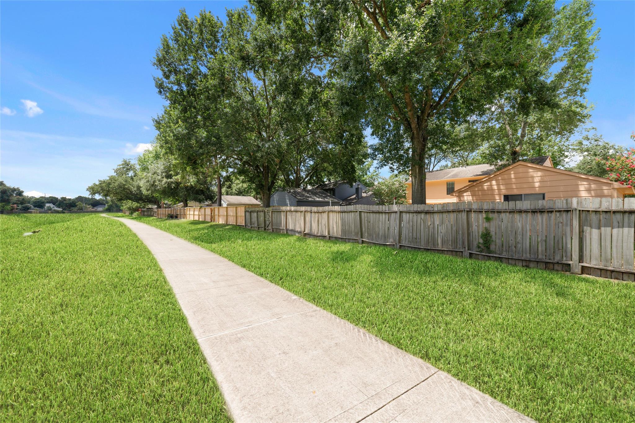 8406 Pine Falls Dr, Houston, TX 77095 photo
