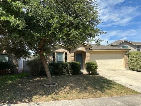 Single Family Residence in New Braunfels TX 221 Roadrunner Ave.jpg