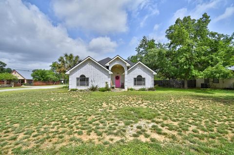 Single Family Residence in Bandera TX 903 Hackberry ST.jpg