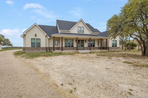 Single Family Residence in Bandera TX 1062 Lariat.jpg