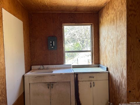 Single Family Residence in Mico TX 198 Private Road 2622 7.jpg