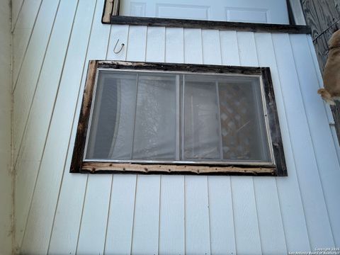 Single Family Residence in Mico TX 198 Private Road 2622 19.jpg